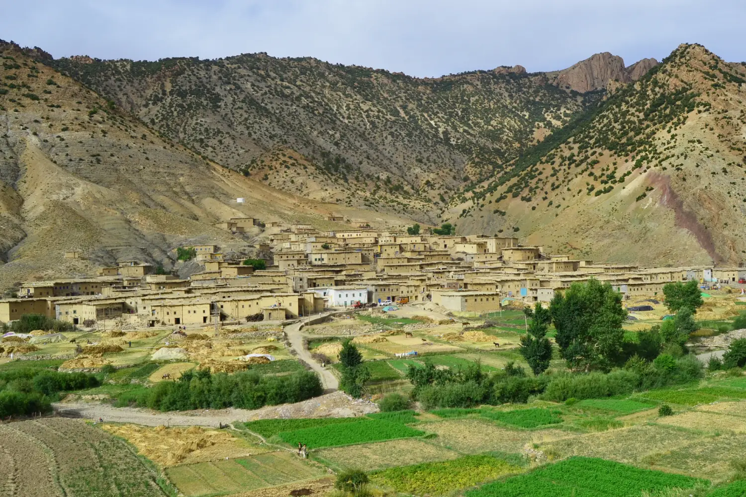 senderismo y subir el jbel masker